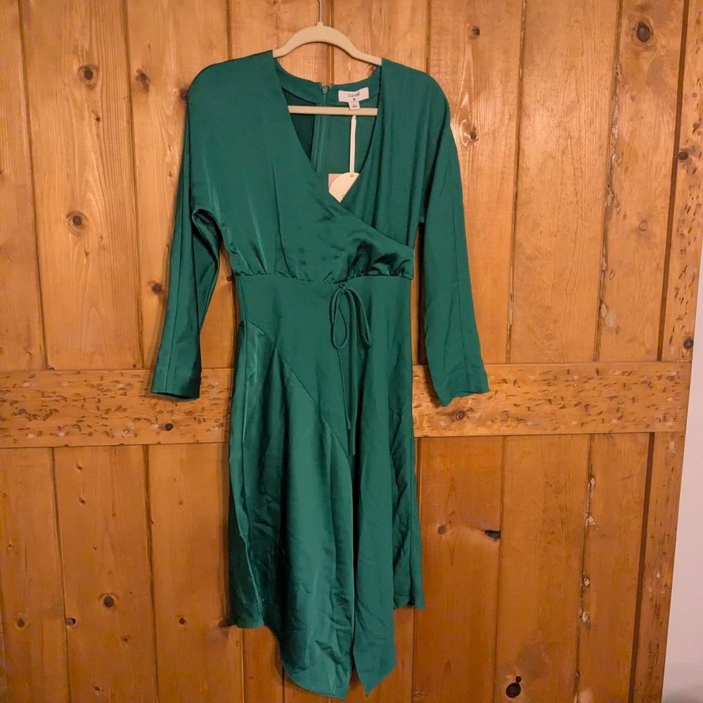 Cushnie green wrap dress with 3/4 sleeves and tie waist. Size: 4